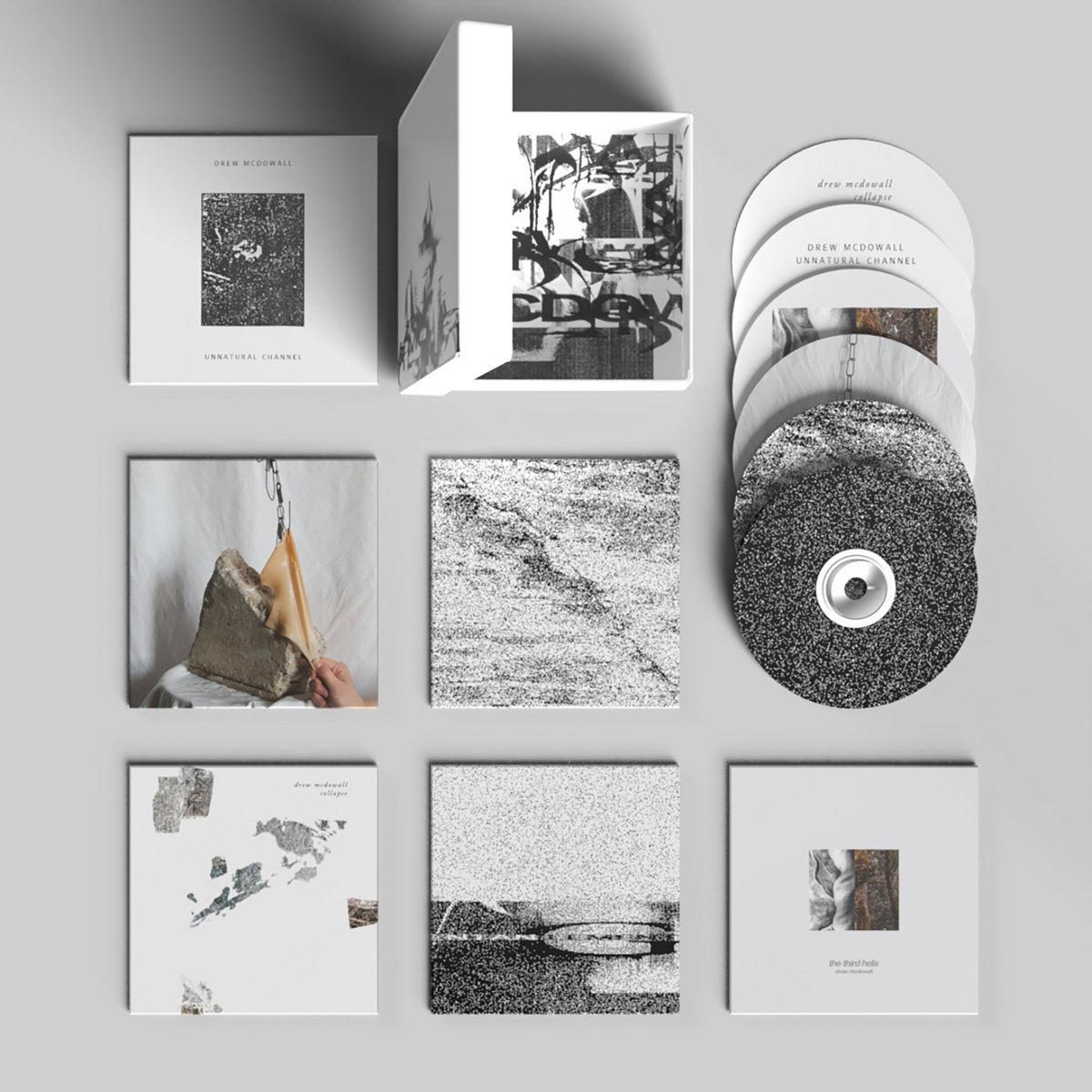 Art_into_Life's tweet image. 再入荷。80年代はPsychic TVのメンバー、その後Coilと交流し95年には公式メンバーとなった奇才Drew McDowall。Dais Recordsからの4枚のLPに未発表音源のディスク2枚を追加した、ここ10年程の出版物を纏め上げた充実のアーカイヴボックス。氏の謎めいた探求心や芸術性を網羅。
art-into-life.com/product/15337