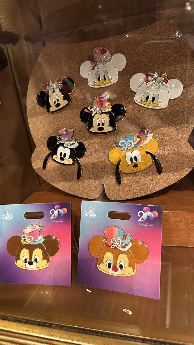 hk_emporium's tweet image. 20周年Disney Pinsキャンペーンが開催!
対象のDisney Pinsを購入して、
当日のレシートを対象ショップに提示すれば、
$79で20周年ピン1点購入できる!
対象ショップ:
アーカイブ・ショップ(ミスティック・ポイント)
プーさんのコーナー(ファンタジーランド)…