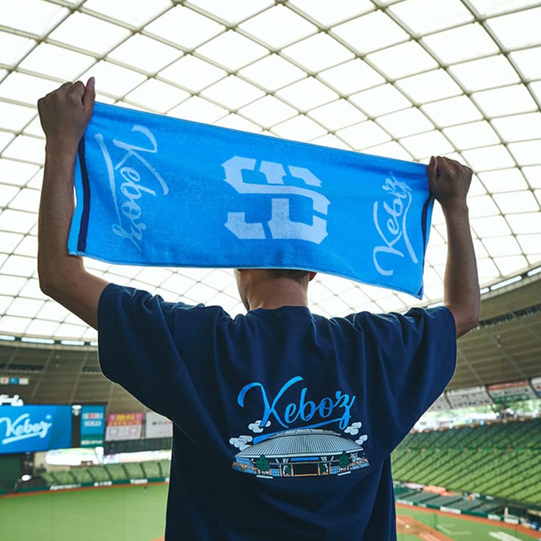 Lionsstore_web's tweet image. ＼好評販売中‼️／
#KEBOZ×LIONSコラボアパレル

🔹着こなしやすいミドル丈のソックスは夏の装いにも◎
🔹爽やかなブルーカラーにロゴが映えるタオルは首元にかけてアクセントに！

観戦コーデはもちろん、タウンユースにもピッタリです😊🎶
store.seibulions.jp/shop/pg/1KEBOZ…

#seibulions #埼玉西武ライオンズ
