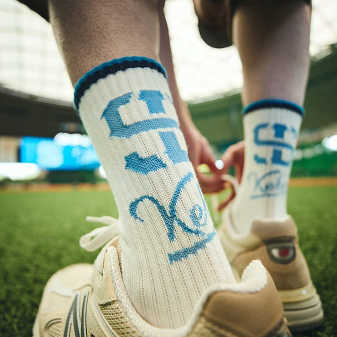 Lionsstore_web's tweet image. ＼好評販売中‼️／
#KEBOZ×LIONSコラボアパレル

🔹着こなしやすいミドル丈のソックスは夏の装いにも◎
🔹爽やかなブルーカラーにロゴが映えるタオルは首元にかけてアクセントに！

観戦コーデはもちろん、タウンユースにもピッタリです😊🎶
store.seibulions.jp/shop/pg/1KEBOZ…

#seibulions #埼玉西武ライオンズ