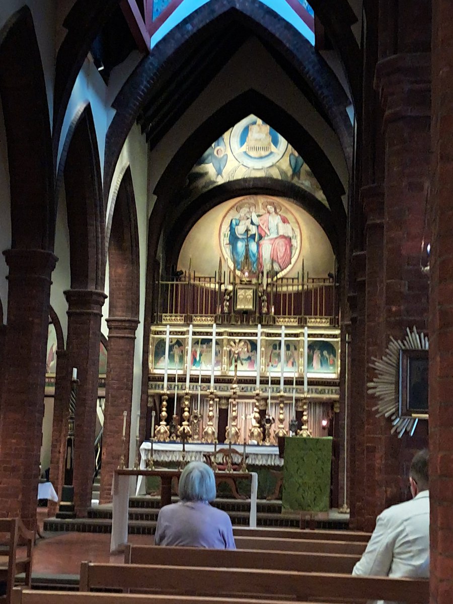 Tiffany29430440's tweet image. Good Morning from a slightly Welsh weather Walsingham, pilgrims are getting ready for their final mass before returning home #southwalespilgrimage
@ShrineOLW @SouthCardiffMA @StSaviourCF24 @SwanseaMinster