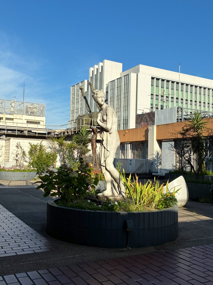Au__Kw's tweet image. 露天風呂行こうとしたら普通に外を歩かされて困惑する温泉客みたい
