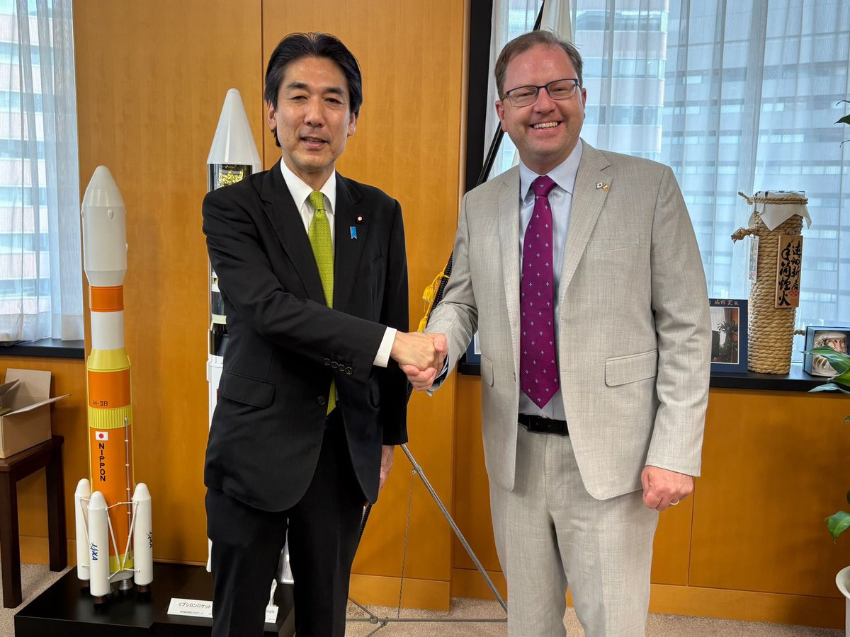 IEAmbJapan's tweet image. Minister Lawless had a busy first day in Japan meeting the Ireland Japan Chamber of Commerce, meeting Minister Kiuchi and visiting AIST for useful discussions on AI and wider research and innovation 🇯🇵🤝🇮🇪