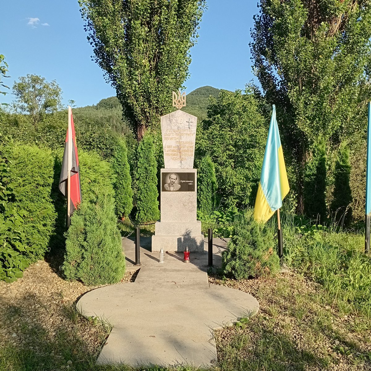 Bent2Johanna's tweet image. We waren nieuwsgierig, dus via Moldavië Oekraïne ingereden. Nu bij mooi nationaalpark aan de rand vd Karpaten. Riviertje voor deur en veel zwemmers daar. Blijkt een geliefd plekje voor Oekraïners in de vakantie