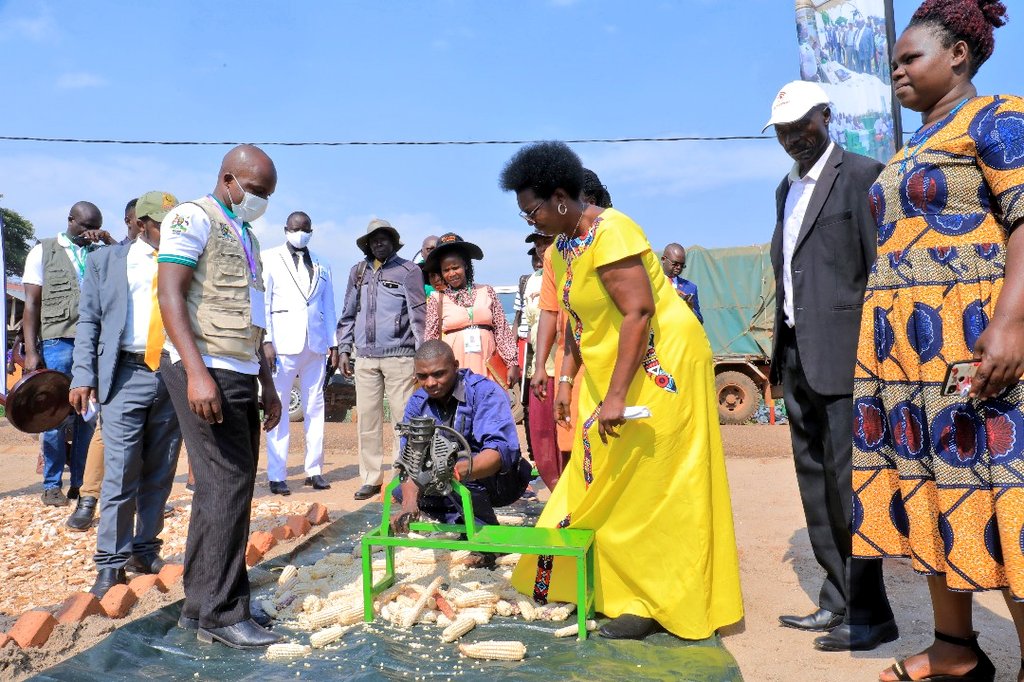 MAAIF_Uganda's tweet image. Animal feeds: The production, importation, storage, exportation and sale of animal feeds impact the profitability and survival of animal enterprises.
The Animal Feeds Act, 2024, provides guidance to enable feed dealers to run compliant businesses.
🔗agriculture.go.ug/animal-feeds-a…
