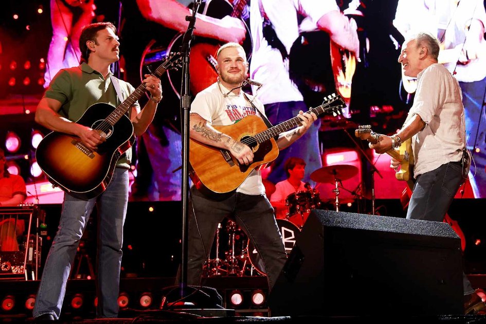 alex_a1_'s tweet image. Caleb Followill returned to the stage after injury, joining Bruce Springsteen and Zach Bryan for a memorable &quot;Atlantic City&quot; performance with Kings of Leon at MetLife Stadium!  people.com/caleb-followil…