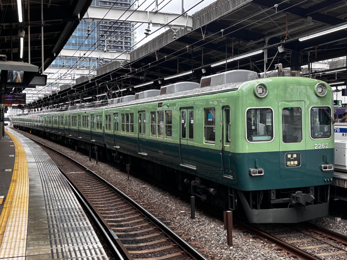 rakuseitekken's tweet image. 京阪2200系旧塗装の運行開始から1年が経ちました。
そろそろ引退しそうでハラハラしていますが、最後まで見届けていきましょう!