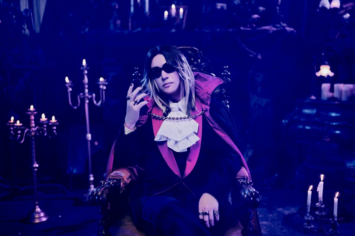 S_Horizon_info's tweet image. \ 🆕新アーティスト写真、本日公開🆕/
Revoのおニューのアーティスト写真を公開いたしました📸
吸血鬼のような姿といえば……?🦇🧛🦇
現在、『Revo’s Halloween Party 2024』Blu-rayのご予約を受付中です!
とくに完全受注生産限定の特装盤は、受注期間が8月3日(日) 23:59までとなっております⌛…