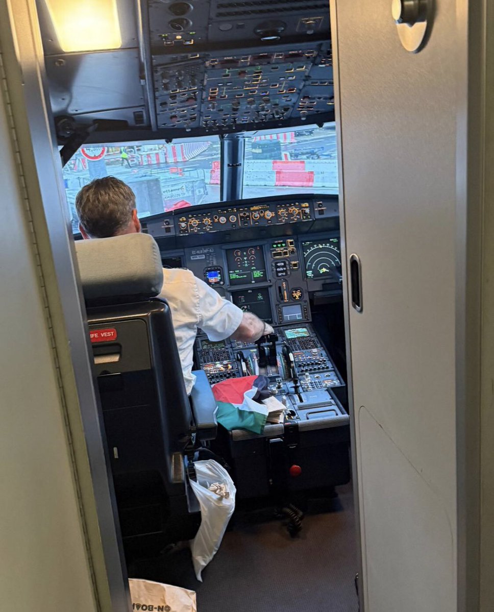 Sans_Concession's tweet image. Le pilote Espagne qui s’est attaqué aux enfants juifs , à l’aéroport de Valence en Espagne , était un sympathisant du Hamas,
Ce gros porc avait même le torchon 🇵🇸terroriste, dans son tableau de bord