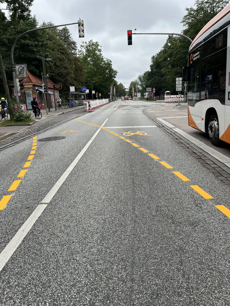 Es folgt eine schmale Brücke, nur eine Fahrspur, viele Busse. Radfahrer nach links auf eine andere Brücke. Bekommen nicht alle hin, bekommen nicht alle mit. Lübeck Mühlentorbrücke.