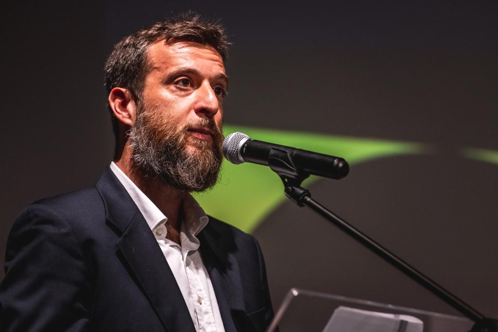 Carlo Greppi: "Desmentir els polítics és la batalla més important que tenim ara els historiadors. Hi ha una classe política que s’ha dedicat a desprestigiar els intel·lectuals i una de les conseqüències és la pèrdua de credibilitat." 
intranet.lafinestralectora.cat/wp-content/erp…