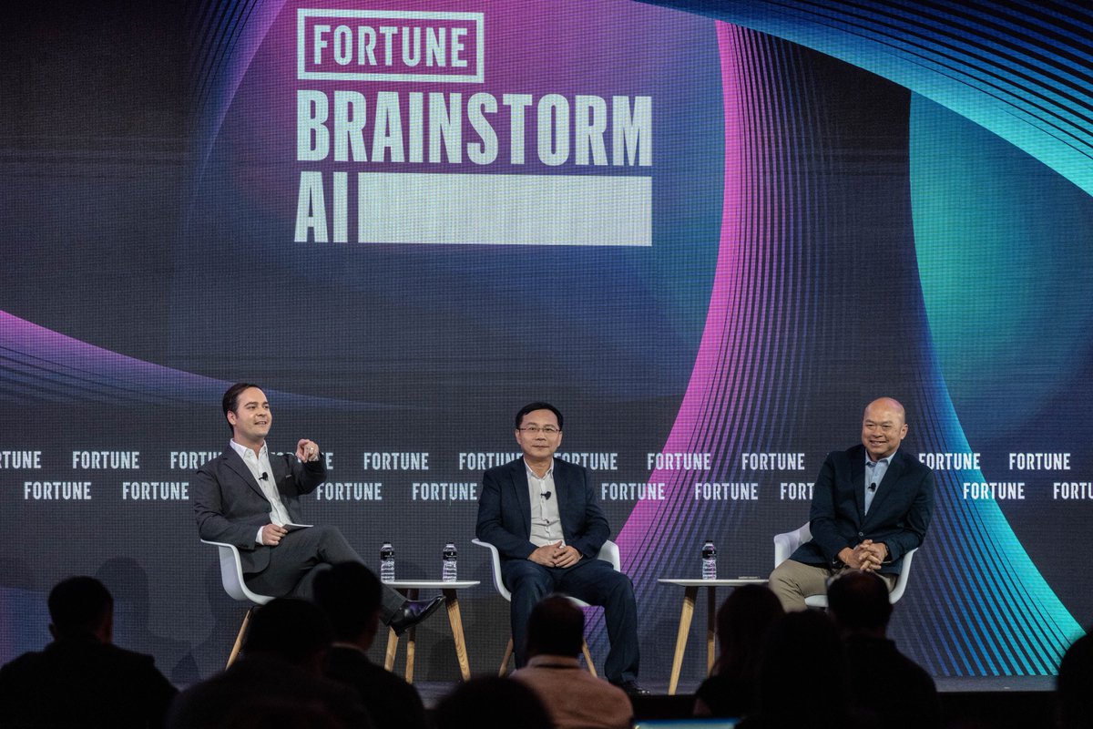 WeRide_ai's tweet image. Yesterday, our GM of Singapore, Kerry Xu, joined ST Liew from @Qualcomm and Andrew Nusca at @Fortune Brainstorm AI to discuss how #Robotaxis are transforming urban mobility. He highlighted the need for strong government collaboration and public engagement to scale #AVs safely.…