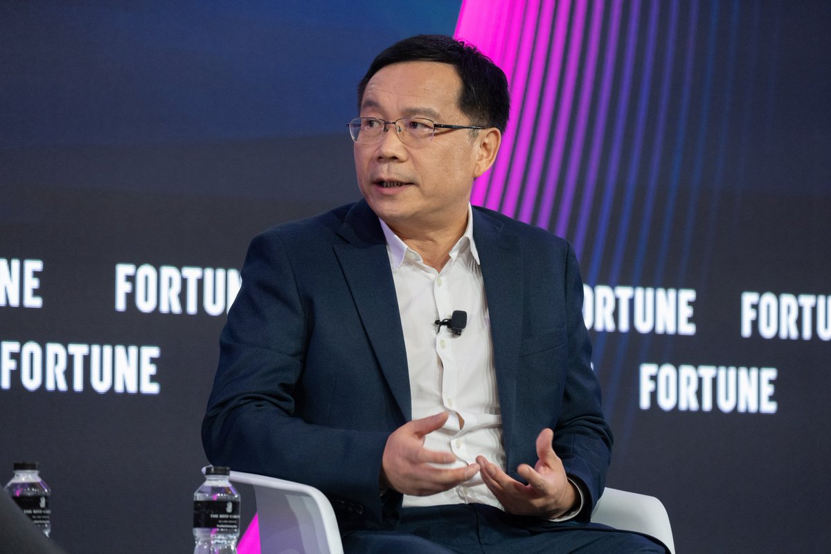 WeRide_ai's tweet image. Yesterday, our GM of Singapore, Kerry Xu, joined ST Liew from @Qualcomm and Andrew Nusca at @Fortune Brainstorm AI to discuss how #Robotaxis are transforming urban mobility. He highlighted the need for strong government collaboration and public engagement to scale #AVs safely.…