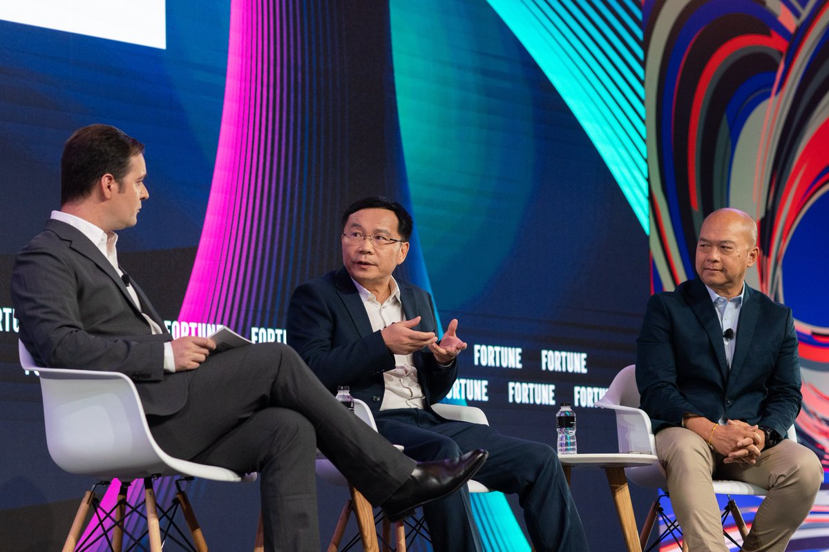 WeRide_ai's tweet image. Yesterday, our GM of Singapore, Kerry Xu, joined ST Liew from @Qualcomm and Andrew Nusca at @Fortune Brainstorm AI to discuss how #Robotaxis are transforming urban mobility. He highlighted the need for strong government collaboration and public engagement to scale #AVs safely.…