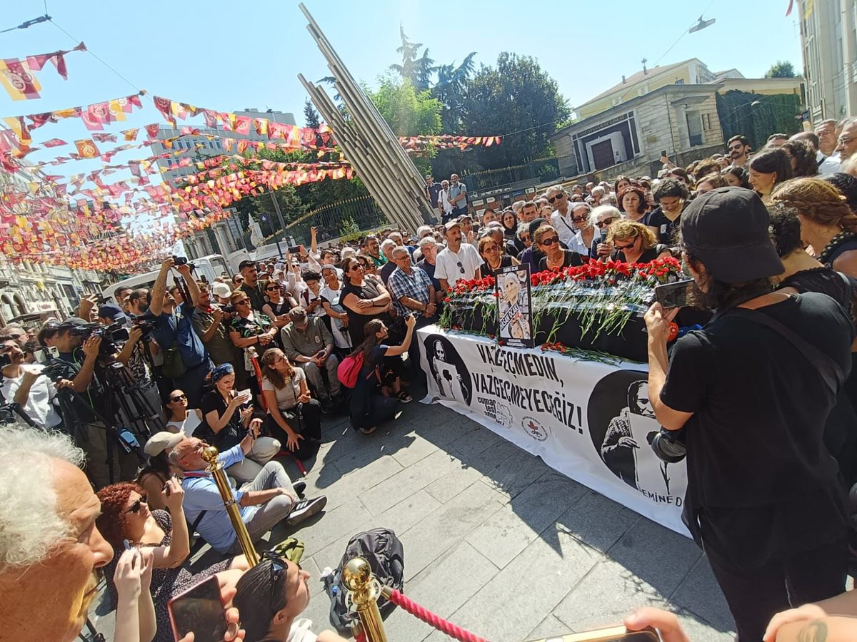 Tipli_Kadinlar's tweet image. 📍 Galatasaray Meydanı
Emine Ocak’ı sonsuzluğa uğurluyoruz.
Evladı Hasan Ocak’tan başlayarak, 30 yıl boyunca Galatasaray Meydanı’nda sürdürülen büyük bir hakikat ve adalet mücadelesinin simgesi oldu.
Sessizliği yırtan sesi, yok sayılanların sözcüsüydü.
TİP’li Kadınlar olarak,…