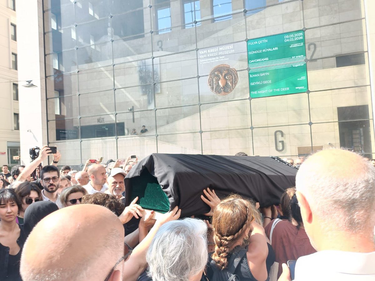 Tipli_Kadinlar's tweet image. 📍 Galatasaray Meydanı
Emine Ocak’ı sonsuzluğa uğurluyoruz.
Evladı Hasan Ocak’tan başlayarak, 30 yıl boyunca Galatasaray Meydanı’nda sürdürülen büyük bir hakikat ve adalet mücadelesinin simgesi oldu.
Sessizliği yırtan sesi, yok sayılanların sözcüsüydü.
TİP’li Kadınlar olarak,…