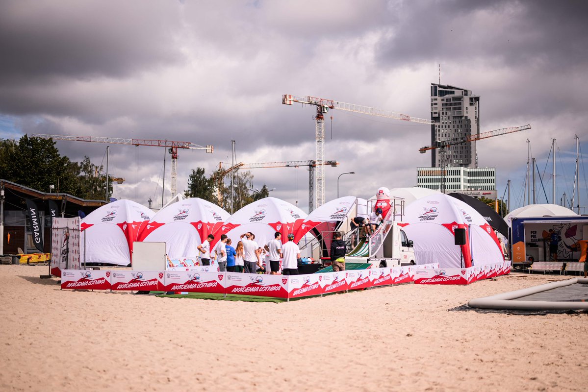 pzn_pl's tweet image. 🏖️⛷️ Skoki narciarskie na PLAŻY!
Akademia Lotnika w Gdyni od PZN ląduje dziś na Gdynia Sailing Days. Miasteczko stanęło na plaży
📅 24–25 lipca 2025
📍 Plaża w Gdyni
Wbijasz? Zabierz znajomych, rodzinę i wpadaj do nas! 😎
#skijumpingfamily