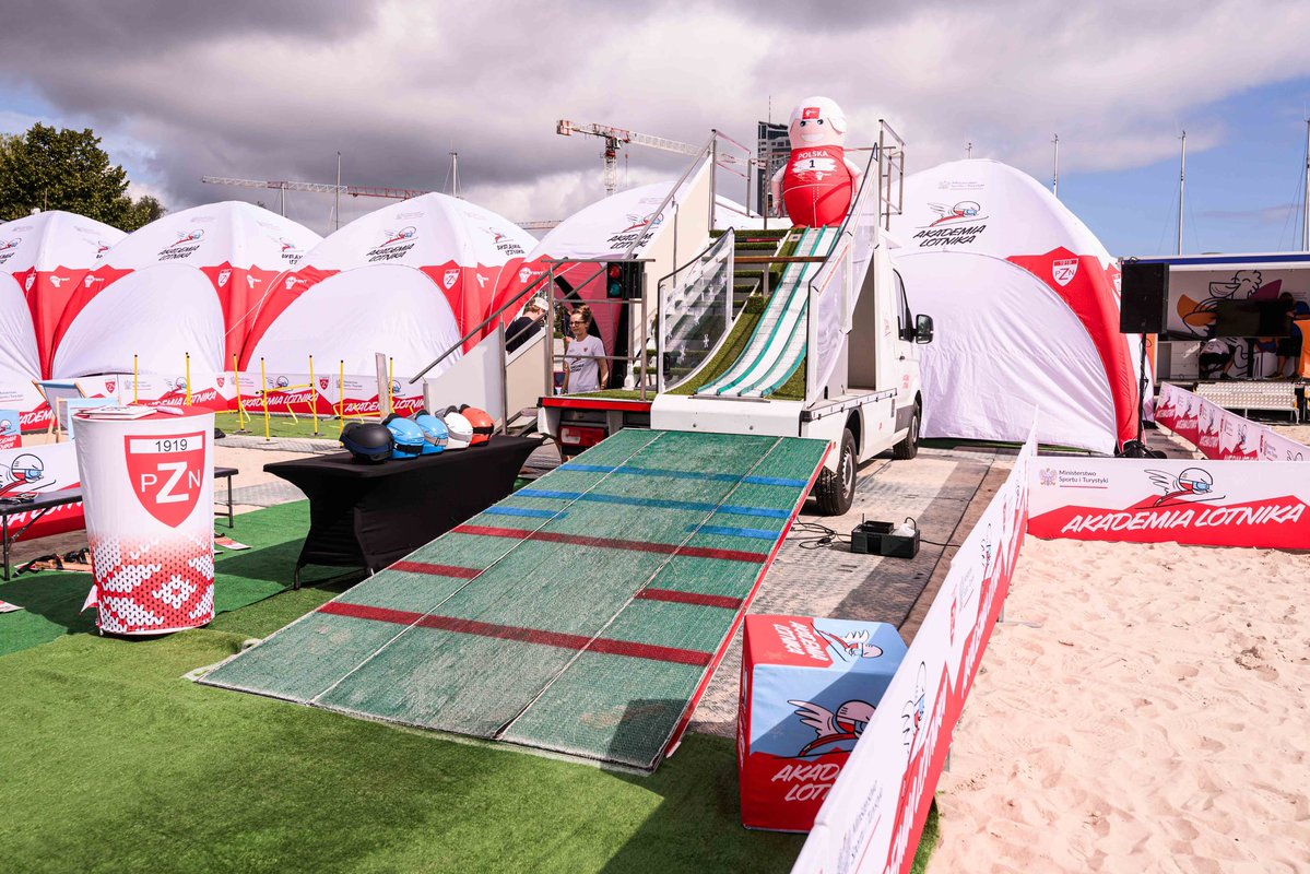 pzn_pl's tweet image. 🏖️⛷️ Skoki narciarskie na PLAŻY!
Akademia Lotnika w Gdyni od PZN ląduje dziś na Gdynia Sailing Days. Miasteczko stanęło na plaży
📅 24–25 lipca 2025
📍 Plaża w Gdyni
Wbijasz? Zabierz znajomych, rodzinę i wpadaj do nas! 😎
#skijumpingfamily