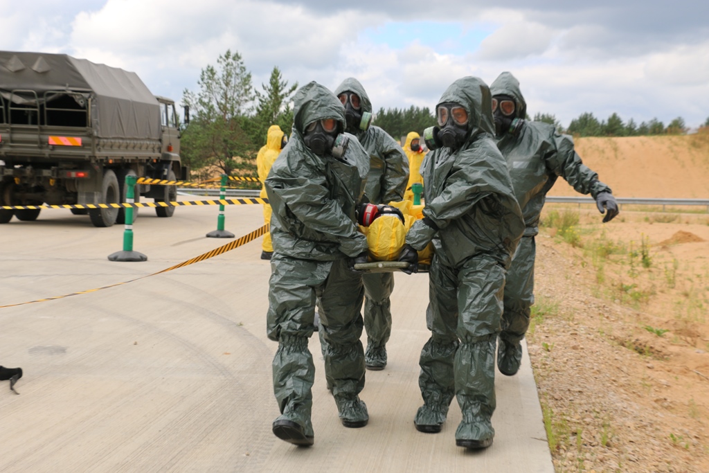 DowOperSZ's tweet image. Międzynarodowe szkolenie #OPBMR – wymiana doświadczeń i wzmacnianie interoperacyjności 💪
Polscy chemicy z #PKWŁotwa wzięli udział w międzynarodowym szkoleniu z udziałem sojuszniczych pododdziałów @NATO. Głównym celem było doskonalenie współdziałania, prezentacja sprzętu,…