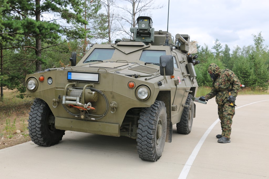 DowOperSZ's tweet image. Międzynarodowe szkolenie #OPBMR – wymiana doświadczeń i wzmacnianie interoperacyjności 💪
Polscy chemicy z #PKWŁotwa wzięli udział w międzynarodowym szkoleniu z udziałem sojuszniczych pododdziałów @NATO. Głównym celem było doskonalenie współdziałania, prezentacja sprzętu,…