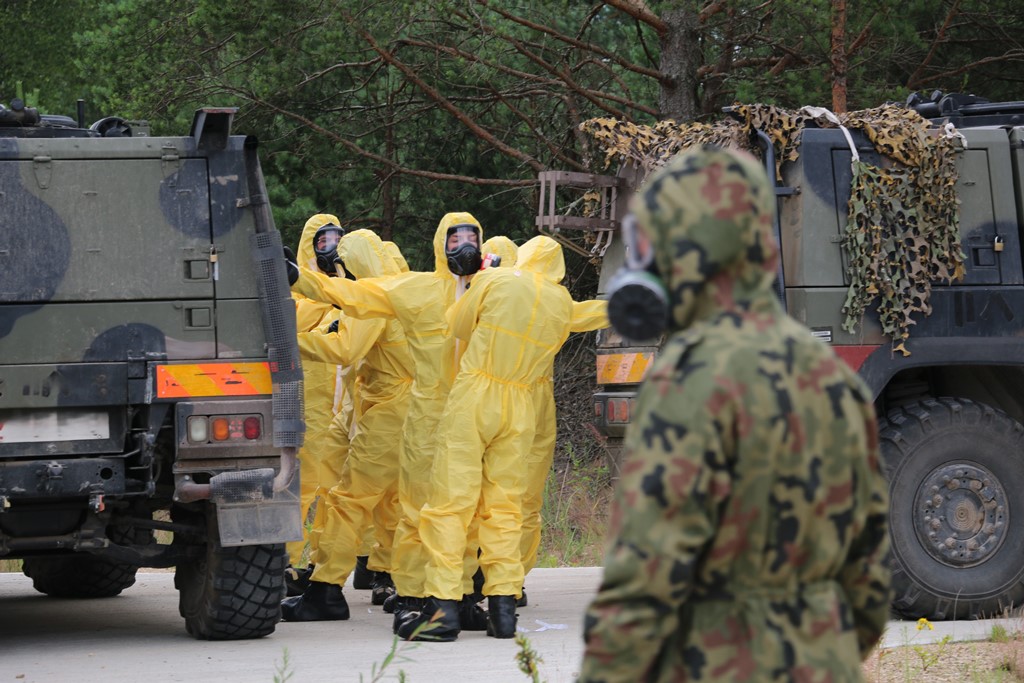 DowOperSZ's tweet image. Międzynarodowe szkolenie #OPBMR – wymiana doświadczeń i wzmacnianie interoperacyjności 💪
Polscy chemicy z #PKWŁotwa wzięli udział w międzynarodowym szkoleniu z udziałem sojuszniczych pododdziałów @NATO. Głównym celem było doskonalenie współdziałania, prezentacja sprzętu,…