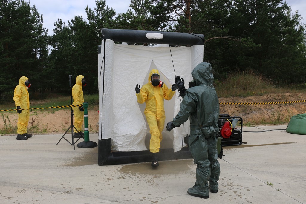 DowOperSZ's tweet image. Międzynarodowe szkolenie #OPBMR – wymiana doświadczeń i wzmacnianie interoperacyjności 💪
Polscy chemicy z #PKWŁotwa wzięli udział w międzynarodowym szkoleniu z udziałem sojuszniczych pododdziałów @NATO. Głównym celem było doskonalenie współdziałania, prezentacja sprzętu,…