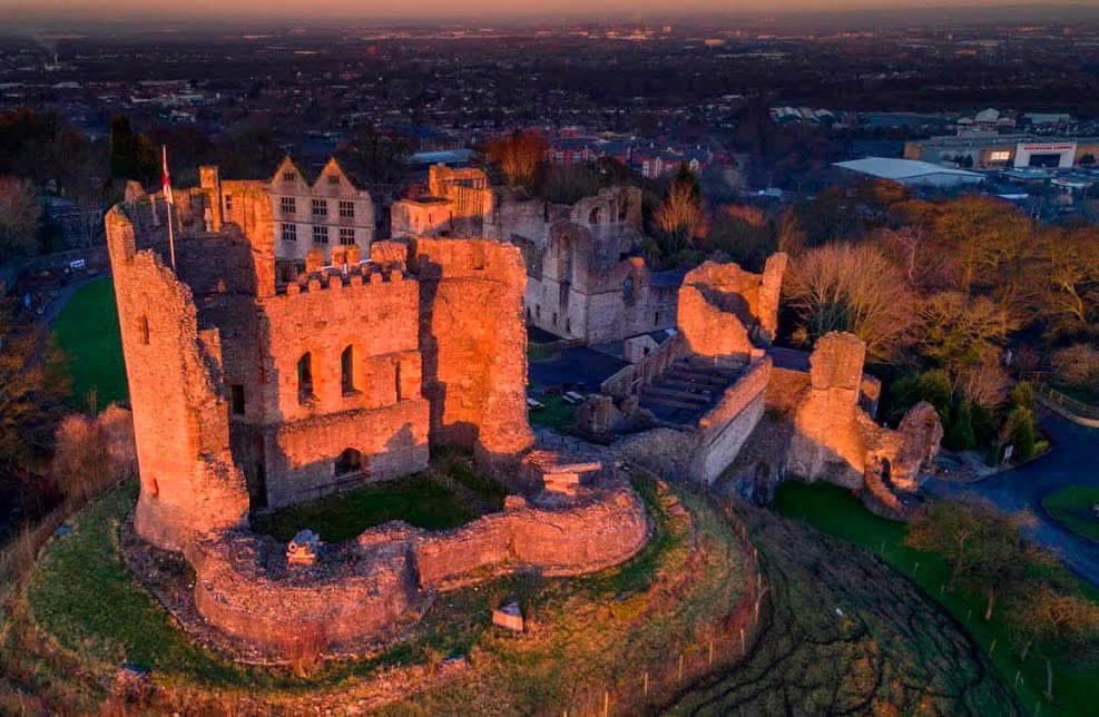 cllr_aston's tweet image. On 24th July 1750, 275 years ago today, a fire broke out at Dudley Castle which ravaged the ancient fortress for three days.
No attempts were made to extinguish the fire for fear of gunpowder stored within the castle vaults.
It was never rebuilt. 🏰