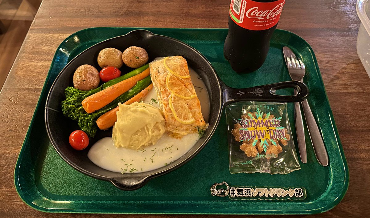hk_emporium's tweet image. World of Frozen「Golden Crocus Inn」
サーモンのオーブン焼き
提供口から見て、
サーモンが2枚しか残ってないからしばらく置いてたんじゃないかなとちょっと心配だけど、
香りがよく美味しかった😋
ディルクリームソースは相性抜群!
リピートしたいけど、
ちょっと高い😂
#HKDL_food
#HKDL