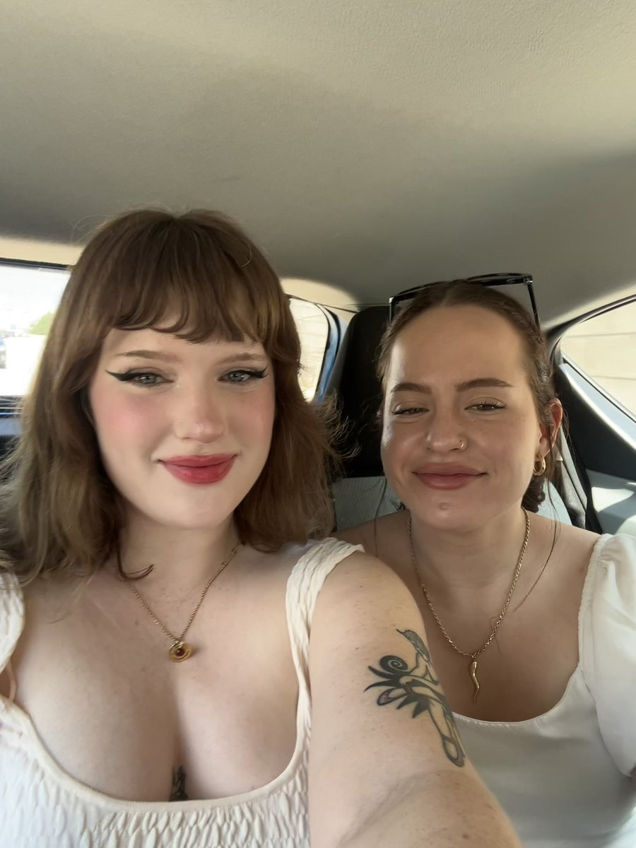 stuff1eee's tweet image. two best friends in the world rn♥️
