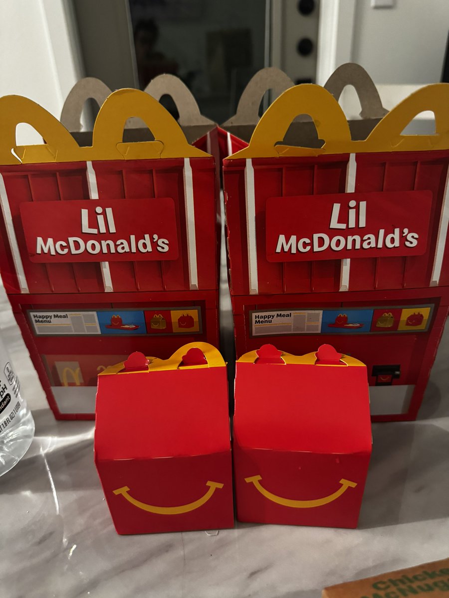 Victoriousxx3's tweet image. never order food this late but needed a snack wrap specifically cause I haven’t had one since its been back and they FORGOT THE SNACK WRAP. and my apple slices. And my chicken sauce.
And i got TWO OF THE SAME TOYS.
that matches today.