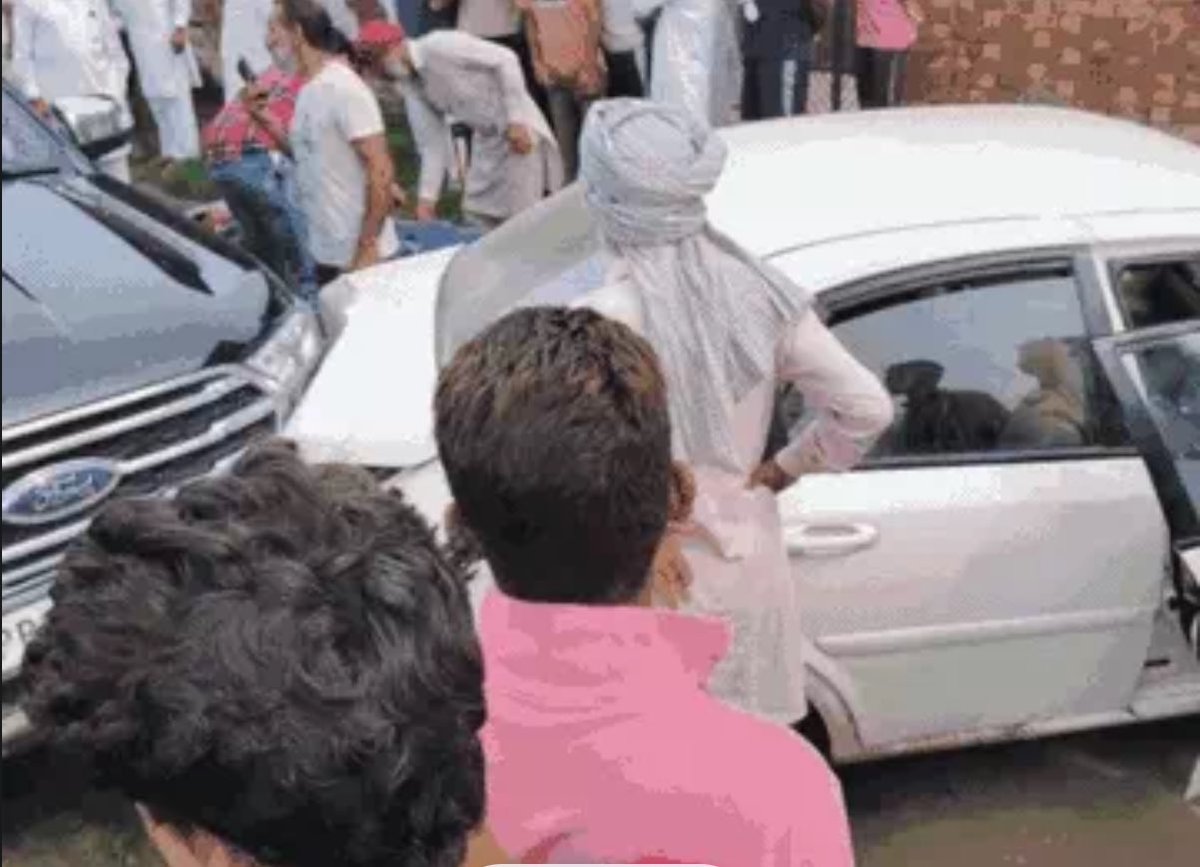 पंजाबी गायक सिद्धू मूसेवाला हत्याकांड में बड़ा अपडेट 

मूसेवाला हत्याकांड में एक नाम आया था जीवनजोत उर्फ जुगनू जिस पर रेकी करने का आरोप था लेकिन बाद में इसे क्लीन चिट मिल गई थी 

मंगलवार को जुगनू पर हमला किया गया , शूटर बाइक पर आए और गोलिया चली लेकिन जुगनू उस कार में नहीं था .