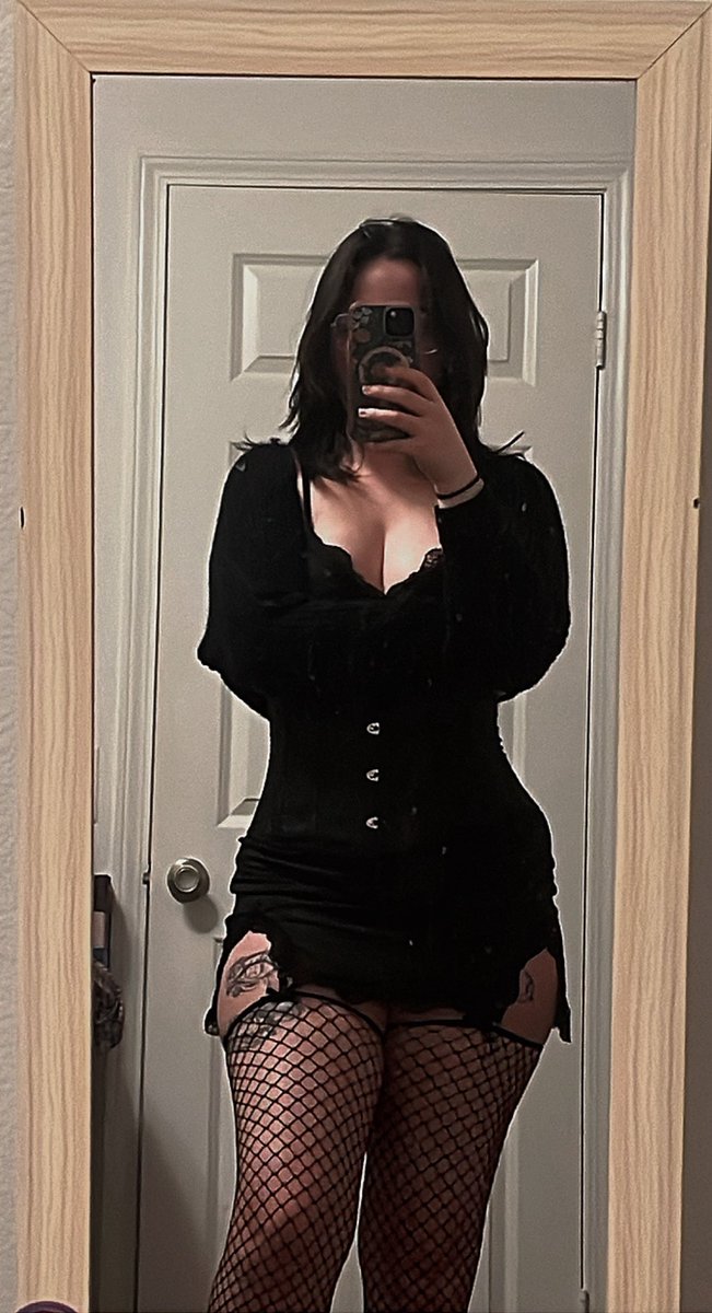 _m4dds_'s tweet image. I plan my fits for trips SO FAR in advance. I need to make sure everything looks good. One of my fits for TwitchCon! I’m so excited!!