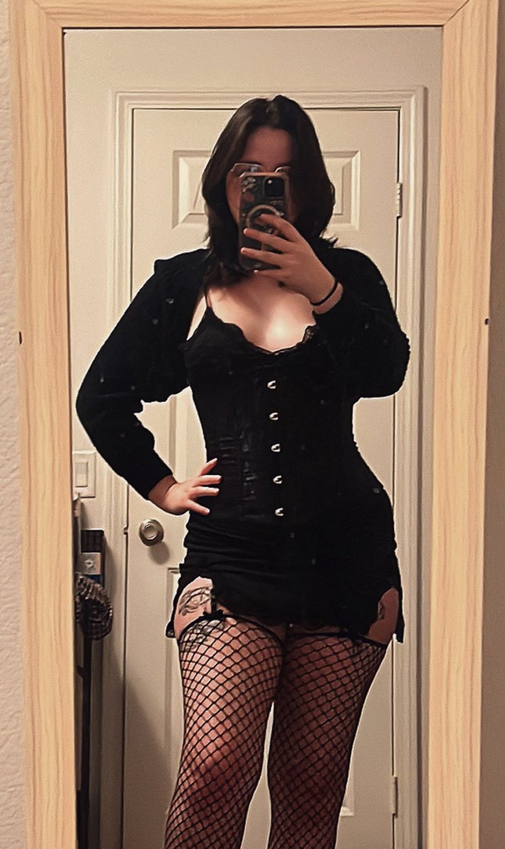 _m4dds_'s tweet image. I plan my fits for trips SO FAR in advance. I need to make sure everything looks good. One of my fits for TwitchCon! I’m so excited!!