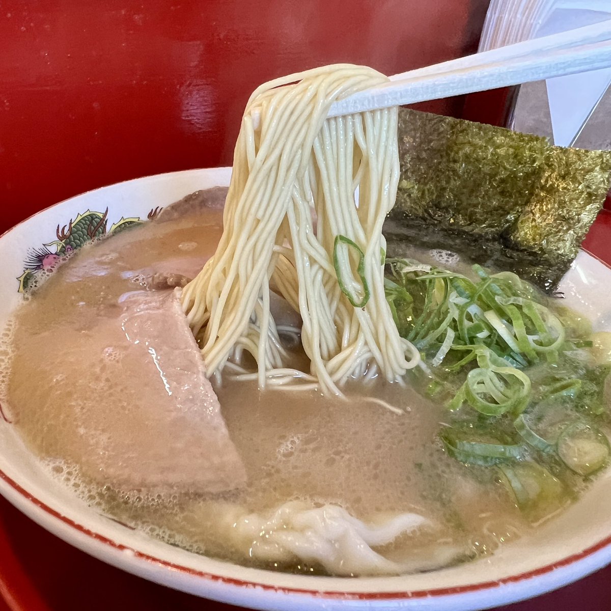 a_chocott's tweet image. たまにはラーメンもよかろう。
たまにはね。
とてもシンプルで素朴な豚骨ラーメンで、僕は好み。
店名は「大正軒」ですが卓上は昭和感。
味も店内も懐かしい雰囲気。
#なんちゃってグルテンフリー