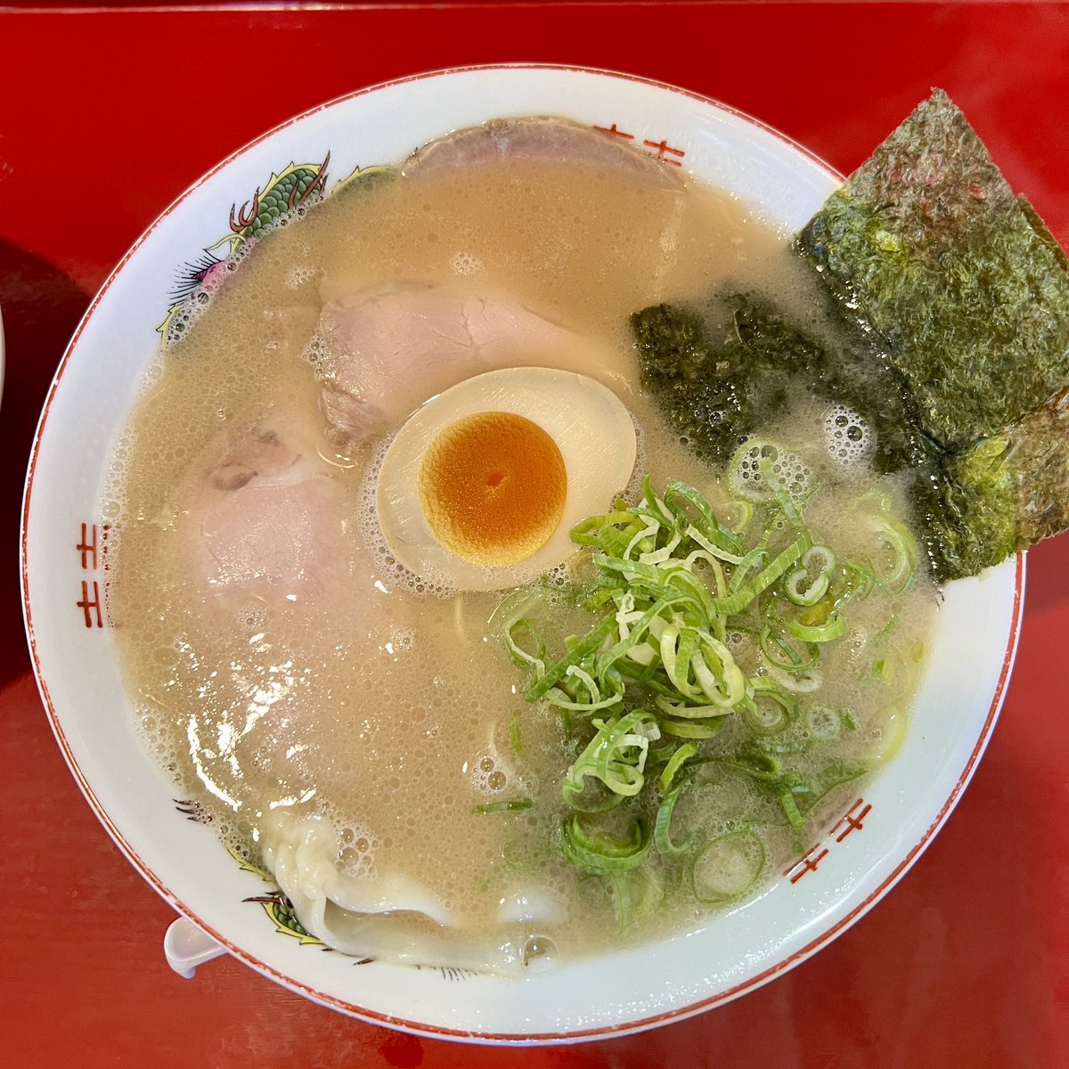 a_chocott's tweet image. たまにはラーメンもよかろう。
たまにはね。
とてもシンプルで素朴な豚骨ラーメンで、僕は好み。
店名は「大正軒」ですが卓上は昭和感。
味も店内も懐かしい雰囲気。
#なんちゃってグルテンフリー