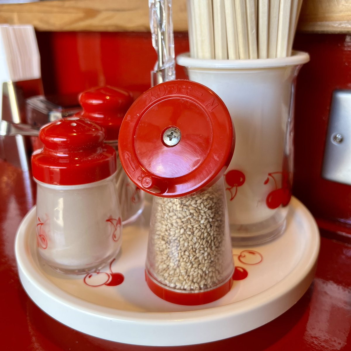a_chocott's tweet image. たまにはラーメンもよかろう。
たまにはね。
とてもシンプルで素朴な豚骨ラーメンで、僕は好み。
店名は「大正軒」ですが卓上は昭和感。
味も店内も懐かしい雰囲気。
#なんちゃってグルテンフリー