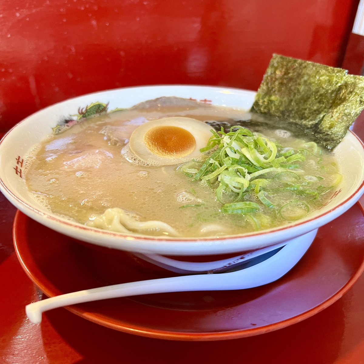 a_chocott's tweet image. たまにはラーメンもよかろう。
たまにはね。
とてもシンプルで素朴な豚骨ラーメンで、僕は好み。
店名は「大正軒」ですが卓上は昭和感。
味も店内も懐かしい雰囲気。
#なんちゃってグルテンフリー