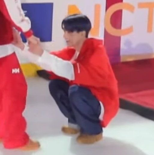 JEN0HOLIC's tweet image. jeno lee, 5&apos;10 on paper but is actually 5 apples tall 🤏🤏