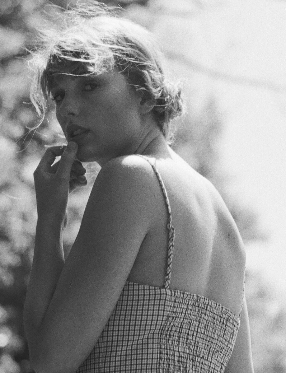 TheePopGossip's tweet image. 5 years ago today, Taylor Swift surprised released “Folklore”
