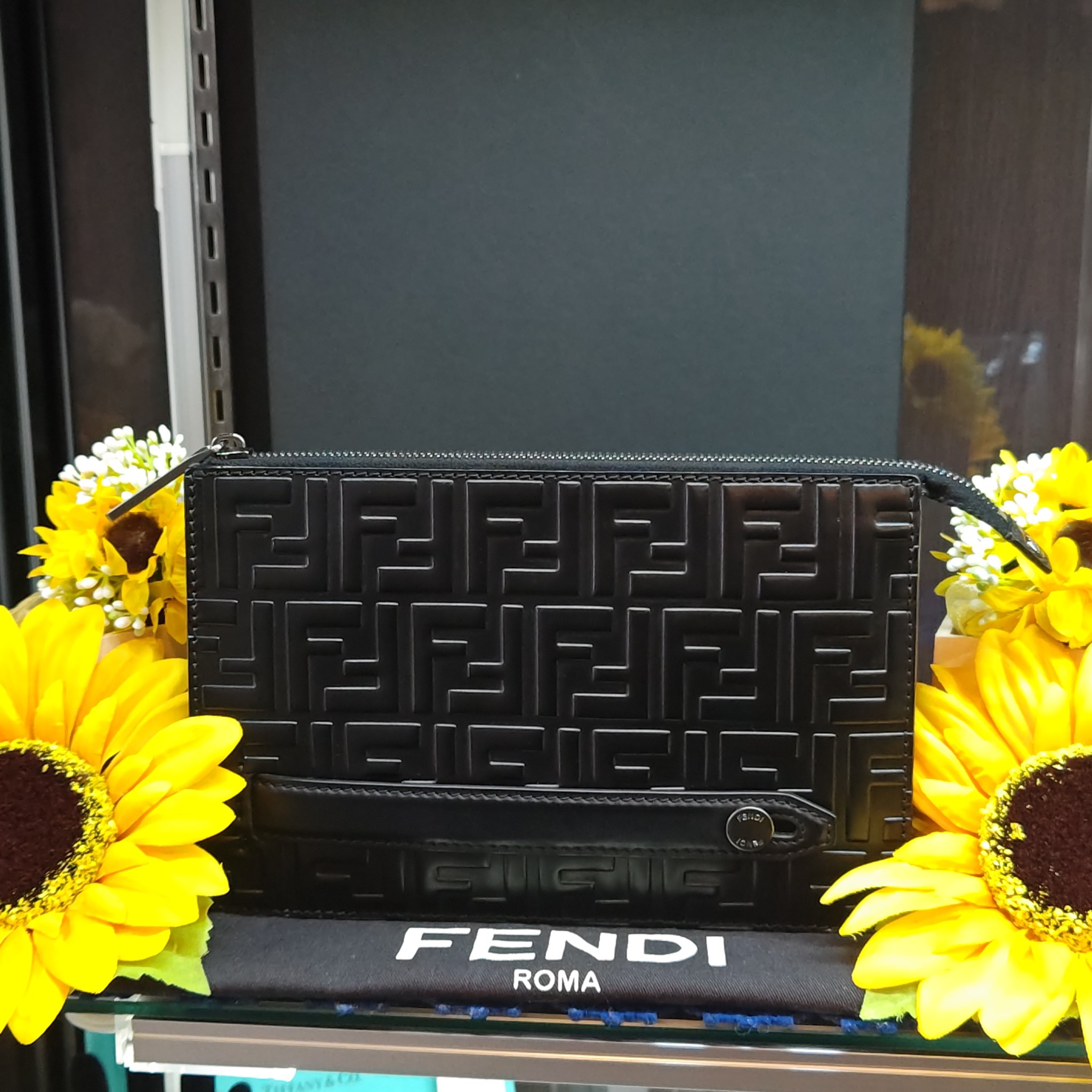 希少❗️美品☆フェンディ　ズッカ　エピ　メッセンジャーバッグ　黒　ユニセックス NEXT51｜｜FENDI V字ファスナーショルダーバッグ ズッカ柄