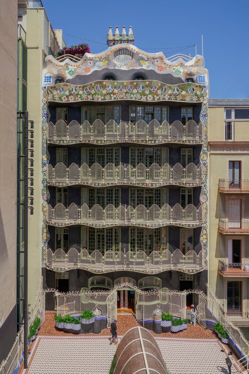 axismag's tweet image. スペインの建築家 アントニ・ガウディがバルセロナで手がけた建築「カサ・バトリョ」は、修復期間を終え、100年以上ぶりに本来の姿を一般に公開。

最新技術と伝統技法を融合させながら、「裏側ファサード」や「プライベート・パティオ」などを修復しました。
axismag.jp/posts/2025/07/…