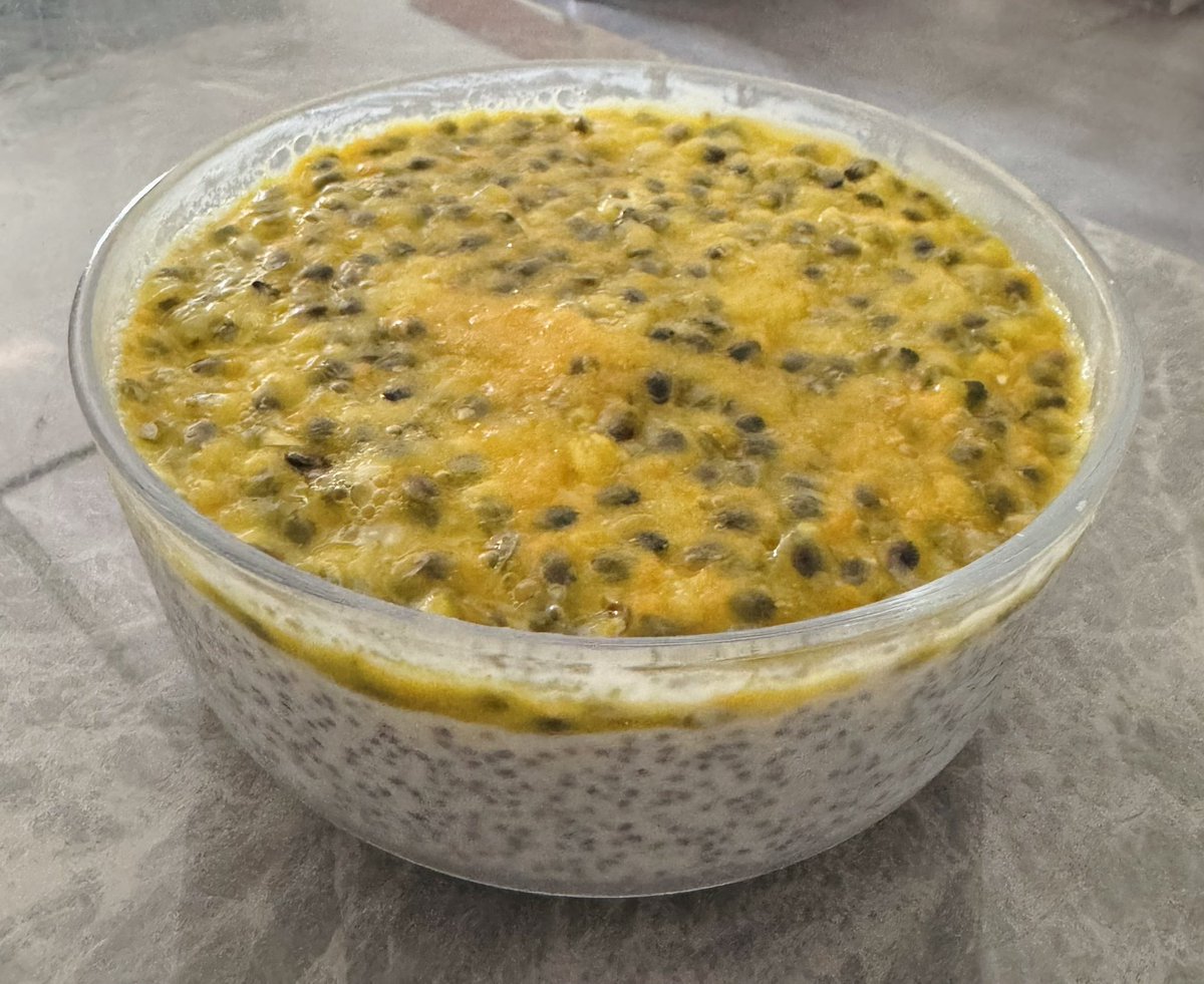 nonfungible_jan's tweet image. My wife asked for a desert so I made this
Greek yogurt
Chia seeds
2 tea spoons of Manuka honey
Collagen + creatine
Topped with fresh passion fruit
How did I do?
