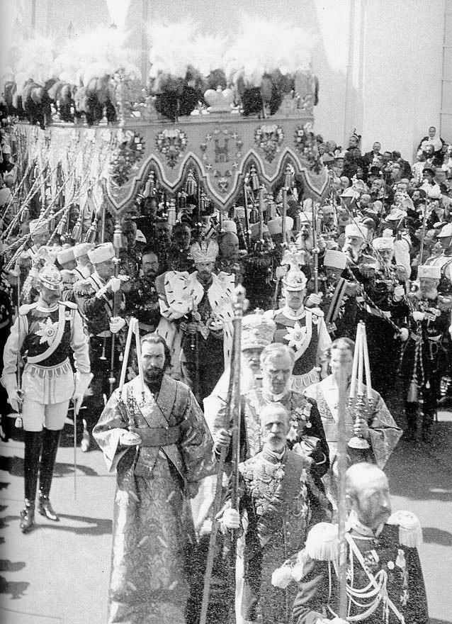 SorvariT's tweet photo. På samma bild fr 1896
den siste tsaren (so far) Nikolai II vid sin kröning och som följeofficer i Chevaliergardets vita uniform, den 28-årige Gustav Mannerheim... https://t.co/kqSYec4pfG
