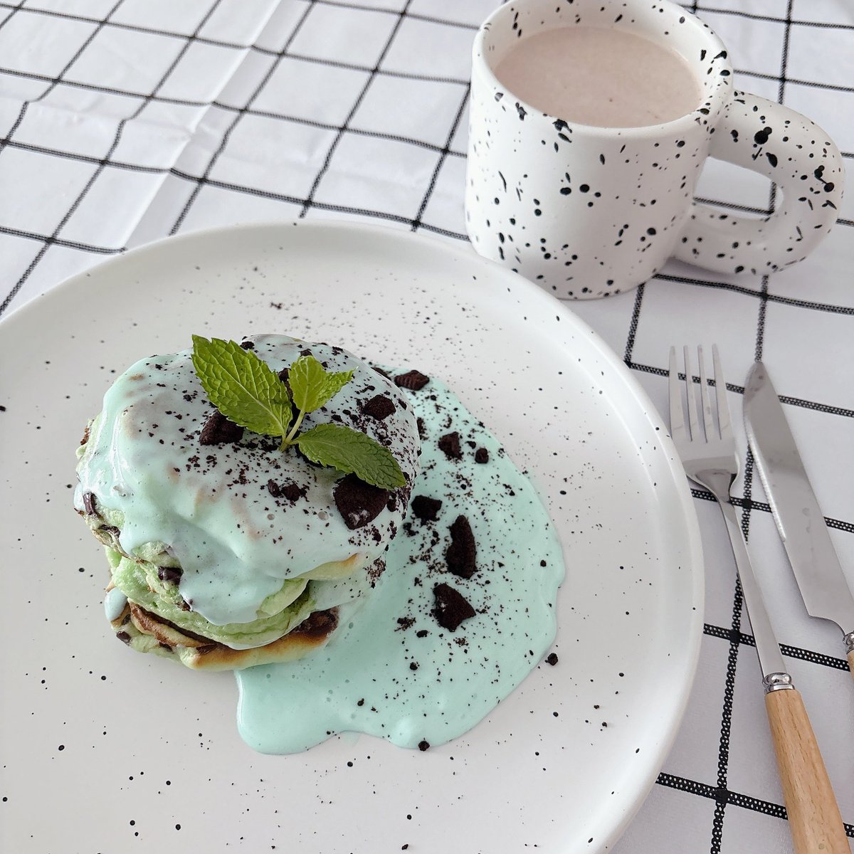 lemon_loft's tweet image. チョコミントのパンケーキを焼いた！🌱