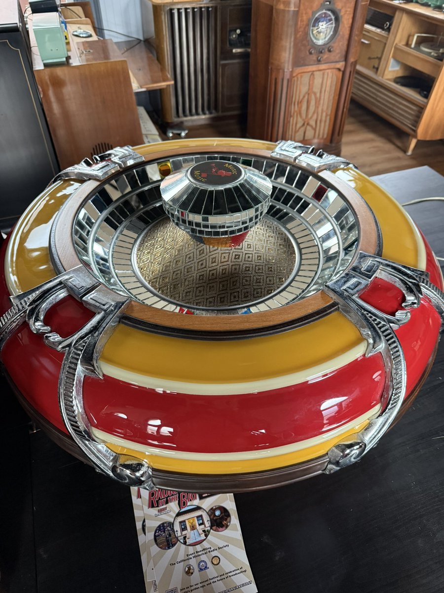 eigenlucy's tweet image. Coolest radio I’ve ever seen
