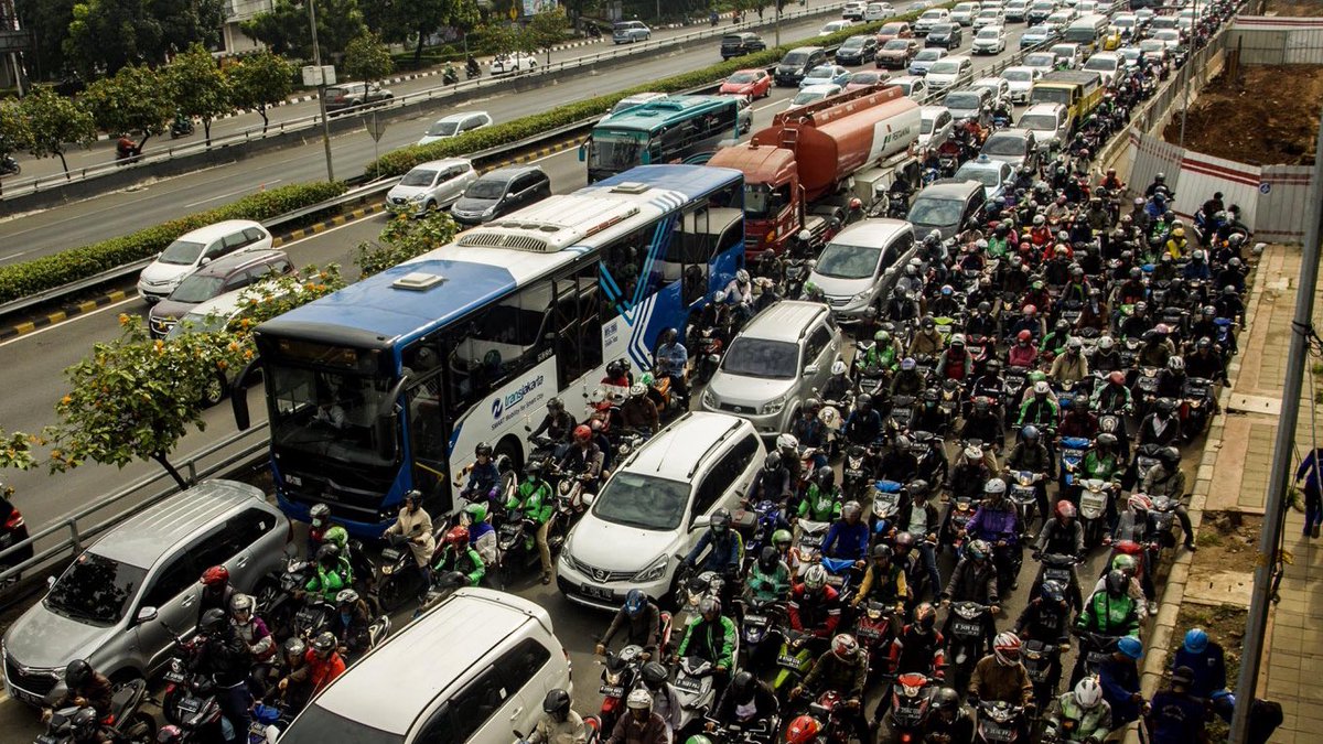 Pelabur_Bijak's tweet photo. Kuala Lumpur ni kalau subsidi minyak petrol dihapuskan.

kita automatik jadi Jakarta,
Bangkok, atau Ho Chi Minh.

Kita sekarang hidup dalam
“illusion of affordability” https://t.co/NWe7mcAGaN