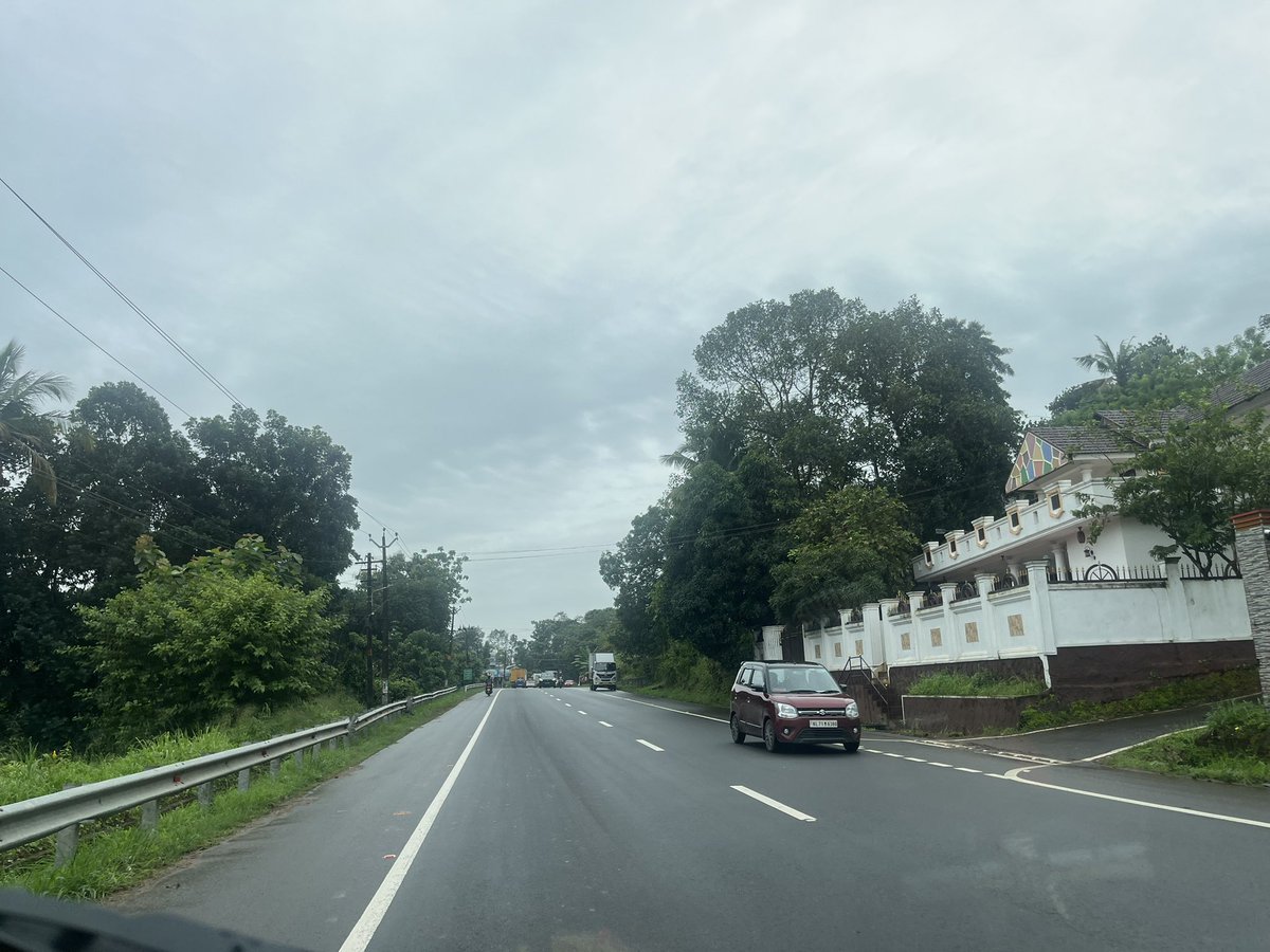 GreatKerala1's tweet image. Travelled to Adoor from Trivandrum & then to Chengannur. Central Travancore has one of the best PWD roads in Kerala.
Also smaller towns in 5-10 km radius is specialty of this region.
They have all facilities and even fast food chains(kfc, pizza hut etc)are present everywhere.