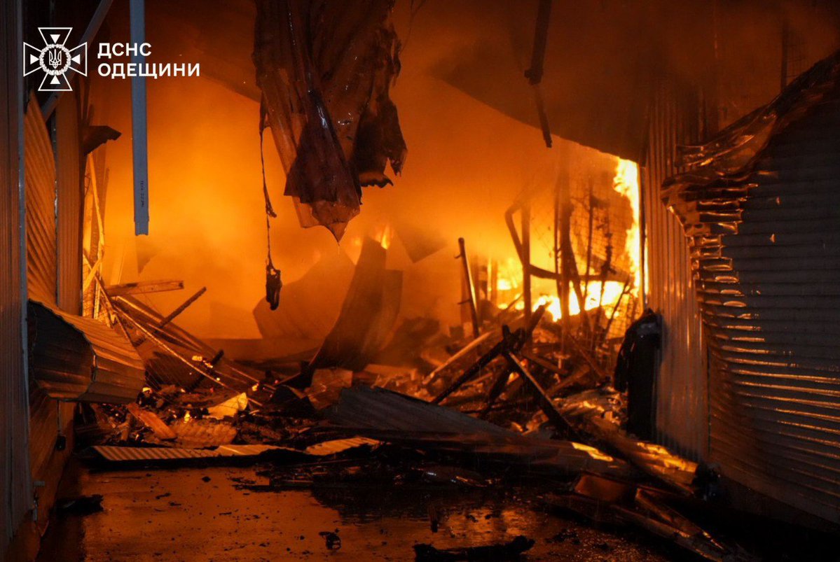 _Brick_Block_'s tweet image. Putin distrugge quello che non può avere.
Nella notte Odessa è stata nuovamente colpita da raid con droni, in fiamme edifici civili e il mercato Privoz.
I complici morali di questo scempio dovrebbero essere messi ai margini della società civile, altro che campo largo.