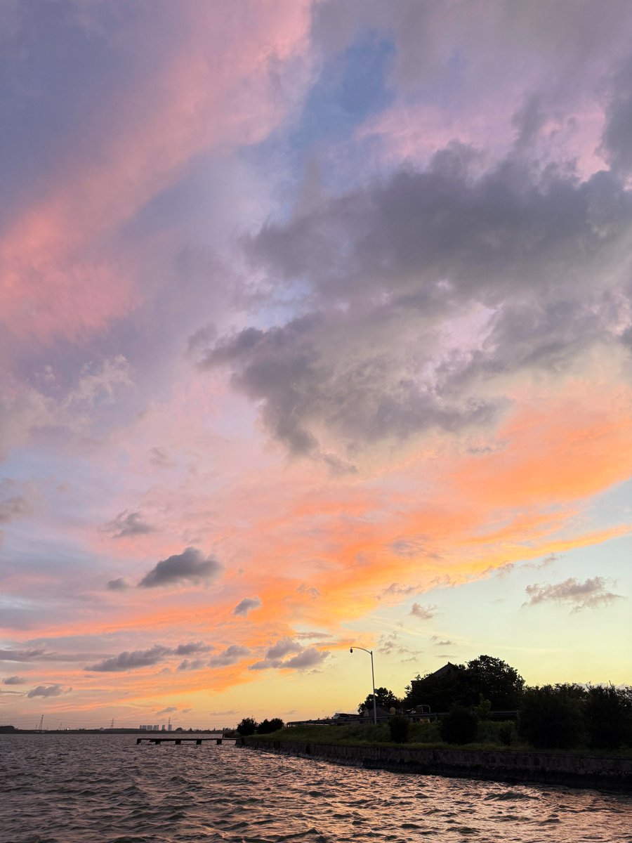 trey_11's tweet image. Every sunset is a new hope. Today&apos;s sky is so beautiful 🌅