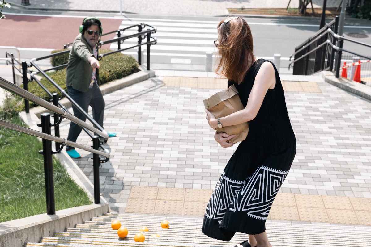 arco_movie_jp's tweet photo. 🍊【オレンジ任務完了】
#お助けラッセル

サングラス越しに見えたのは、
“助けたい”という熱い使命感🔥
_________________

映画 『#ランドオブバッド』
8/15(金) 公開
👉 https://t.co/EWQTjRArSx
_________________

#みかんヒーロー #映画の宣伝じゃないみたいだけど宣伝です https://t.co/4vLDhu12MD